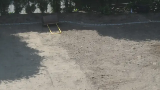 Planum mit Schalbord für eine neue Rasen- und Belagsfläche
