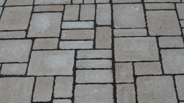 Detailaufnahme eines im Wildverband verlegten Natursteinbelags