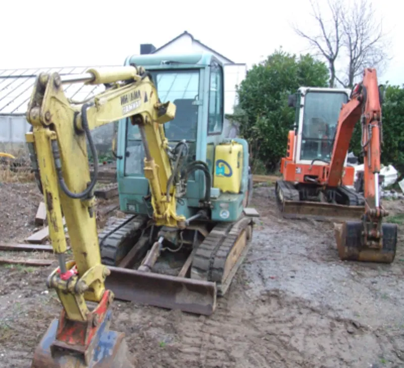 Zwei Minibagger auf einer Abriss- bzw. Erdbaustelle