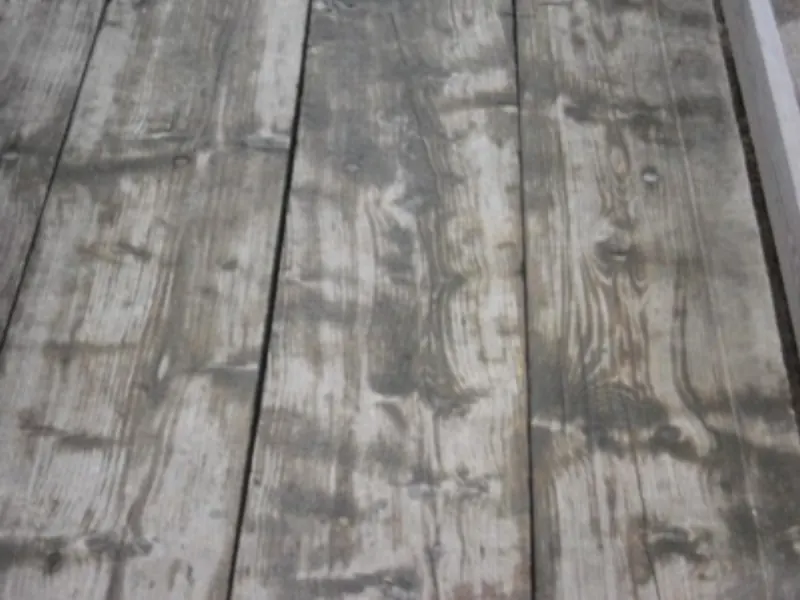 Dielen einer Holzterrasse, fachgerecht nivelliert verlegt