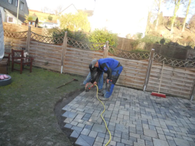 Aufgeschnittene Natursteinplatten im Stapel